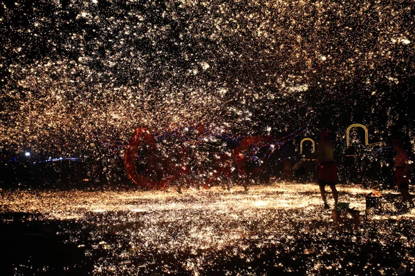 Penampil Melakukan Tarian Naga Sebagai Percikan Api Yang Diciptakan Oleh — Stok Foto