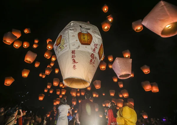 Taiwan Out Taiwanese Foreign Tourists Release Lanterns Sky Hopes Good — Stock Photo, Image