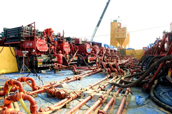 Trabajadores Chinos Realizan Una Operación Fracturación Hidráulica Pozo Gas Esquisto — Foto de Stock