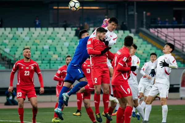 2018에 동쪽으로 중국의 2018 Afc 23의 그들의 경기에서 팔레스타인의 플레이어에 — 스톡 사진