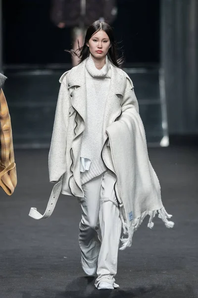2018年3月30日 在中国上海举行的2018年上海时装周冬季展上 一位模特在 系列时装展上展示了新的作品 — 图库照片