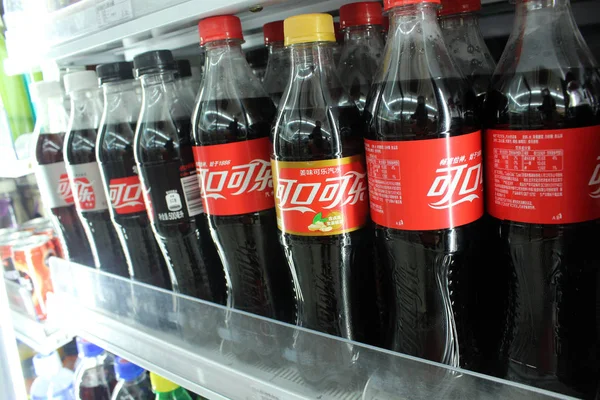 Garrafas Coca Cola São Vistas Venda Supermercado Pequim China Dezembro — Fotografia de Stock