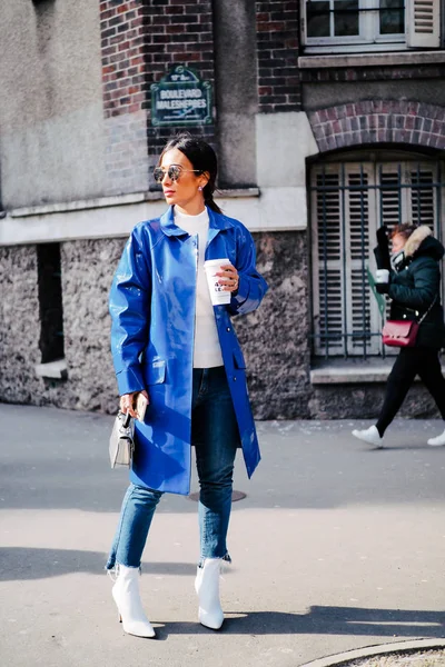 Een Trendy Voetganger Loopt Straat Tijdens Paris Fashion Week Fall — Stockfoto