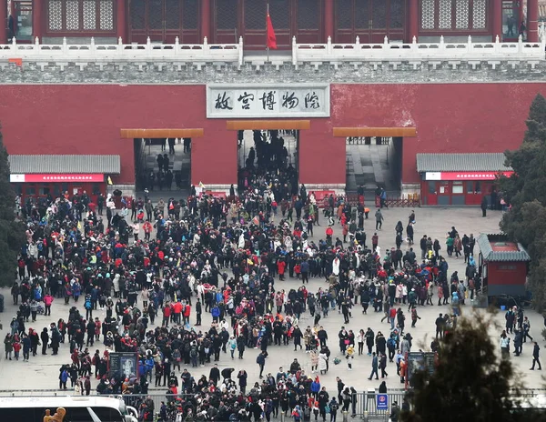 観光客群衆として知られている紫禁城 故宮博物院 中国での春祭りとして知られている中国の旧正月休暇中に 2018 — ストック写真