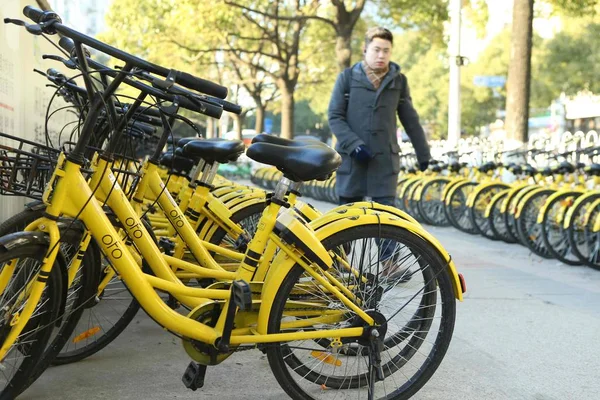 Ein Anwohner Geht Fahrrädern Des Chinesischen Fahrradverleihdienstes Auf Einer Straße — Stockfoto