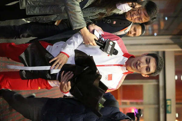2018年平昌冬季オリンピック男子500メートルショートトラックスピードスケートで優勝した中国のショートトラックスピードスケート選手 ダジンは 26日に中国 北京の北京首都国際空港に到着した後に撮影された — ストック写真
