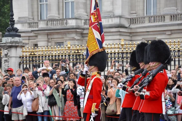 Turistas Chinos Extranjeros Observan Los Cambios Guardia Palacio Buckingham Londres — Foto de Stock