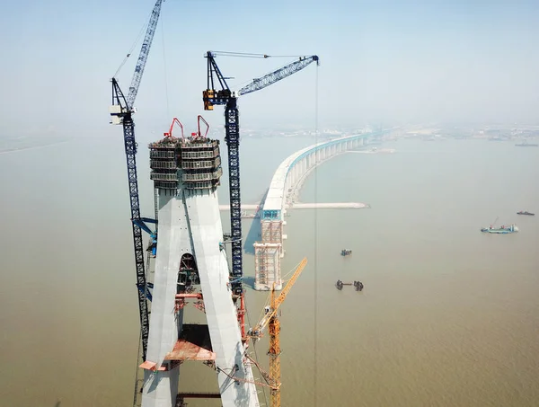 世界最長のケーブル滞在橋の第28メイン桟橋の空中写真 長江大橋 中国東部の南通市にある長江の建設中 4月19日2018 — ストック写真