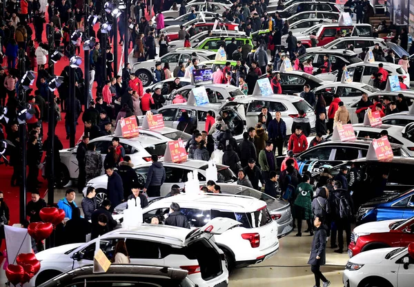 Visitantes Reúnem Uma Exposição Automóveis Cidade Shenyang Nordeste Província Liaoning — Fotografia de Stock