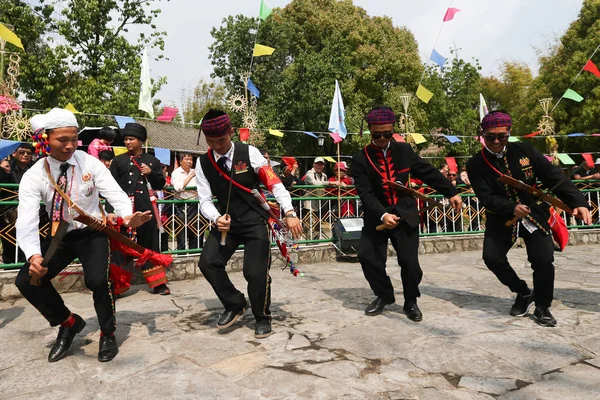 Chińczycy Grupy Etnicznej Jingpo Ubrany Tradycyjne Stroje Headuby Biorą Udział — Zdjęcie stockowe