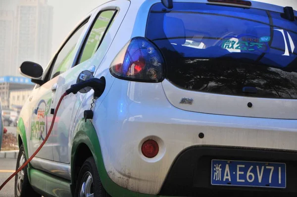 Електричний Компактний Автомобіль Заряджається Зарядному Полюсі Станції Прокату Ханчжоу Провінції — стокове фото