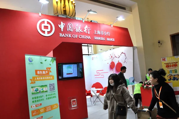 Gente Visita Stand Del Banco China Boc Durante Una Exposición — Foto de Stock