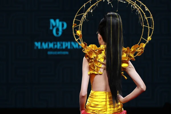Mannequin Chinois Présente Une Nouvelle Création Maogeping Makeup Show Sur — Photo