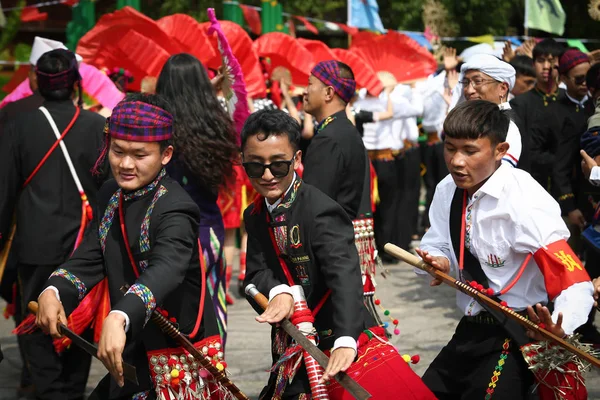 Chińczycy Grupy Etnicznej Jingpo Ubrany Tradycyjne Stroje Headuby Biorą Udział — Zdjęcie stockowe