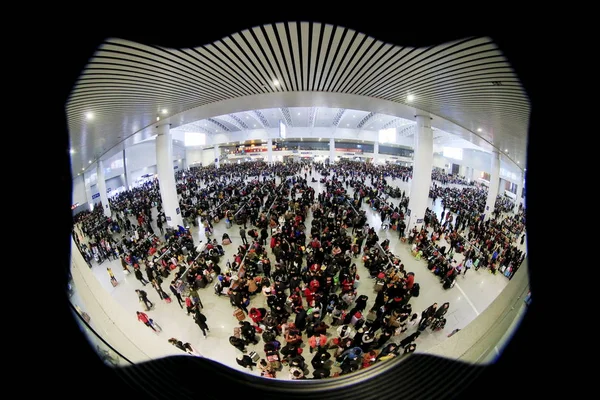 中国旧正月休みや春祭りから戻ってきた中国の乗客が 2018 日東中国江西省南昌市南昌の駅でその電車を待つ — ストック写真