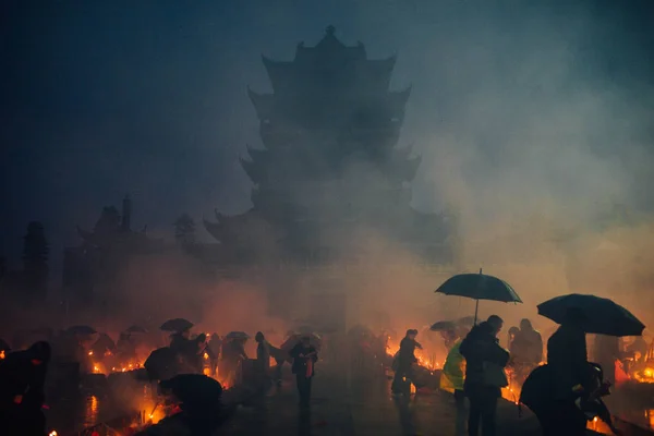 中国崇拝者富と幸福のために祈る 旧正月の 日中国中央部の湖北省武漢市にあるホリデイイン神殿で春祭り 日目富の神を崇拝し線香を燃やす — ストック写真