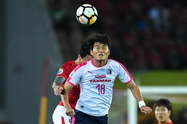 Dong Yang Hyun Top Japonii Cerezo Osaka Głowy Piłkę Przebiegu — Zdjęcie stockowe