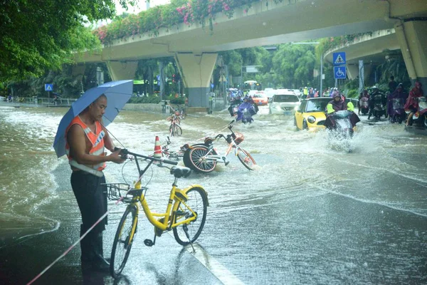 Automóviles Conducen Por Una Carretera Inundada Causada Por Una Fuerte — Foto de Stock
