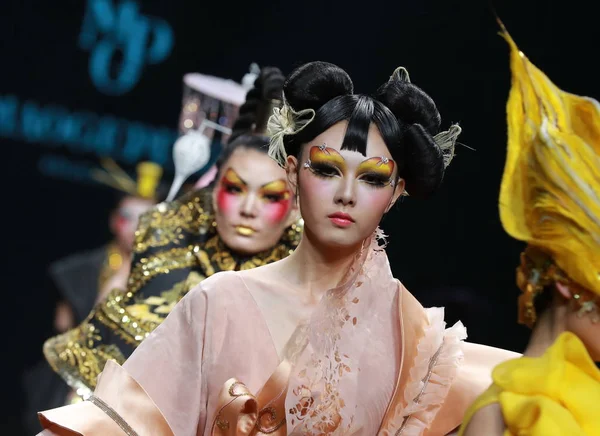 Modelos Chinos Muestran Nuevas Creaciones Maogeping Makeup Show Tema Oriental — Foto de Stock