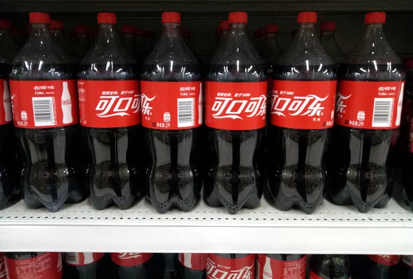 Μπουκάλια Coca Cola Κοκ Έχουν Δει Προς Πώληση Σούπερ Μάρκετ — Φωτογραφία Αρχείου