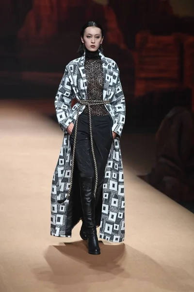 Modell Visar Skapelse Modevisning Queen Xie Jiaqi Den Kina Mode — Stockfoto