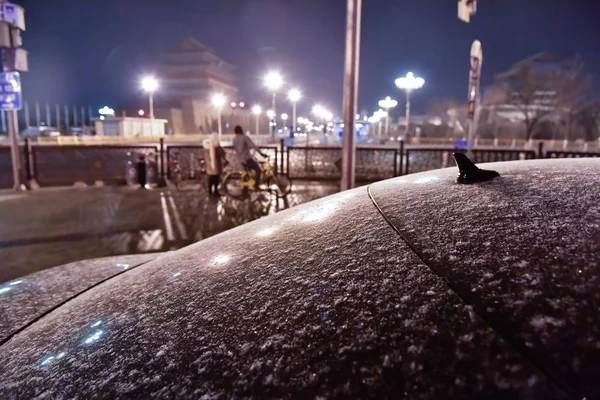 Kar Ile Kaplı Bir Araba Pekin Bir Sokakta Park Edildi — Stok fotoğraf