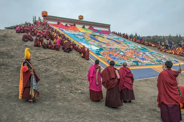 Lamas Presenta Gran Thangka Buda Templo Langmu Durante Festival Sho — Foto de Stock