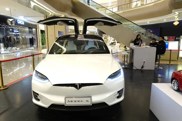 Tesla Modell Elektromos Autó Jelenik Meg Egy Bevásárlóközpont Shanghai Kína — Stock Fotó