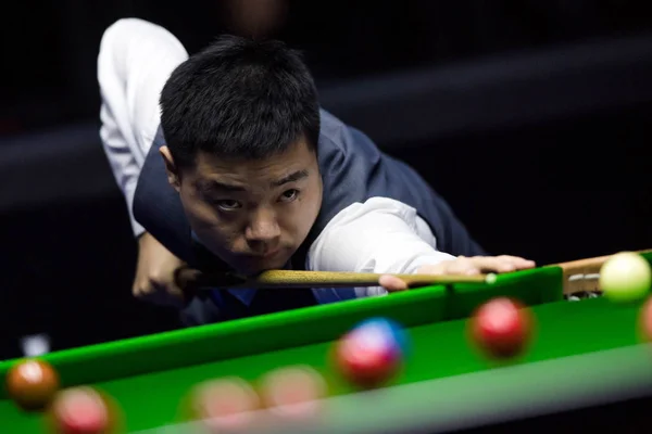 Ding Junhui Della Cina Gioca Colpo Kyren Wilson Dell Inghilterra — Foto Stock