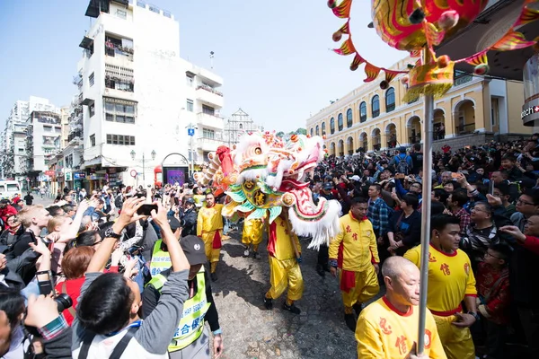 Touristen Beobachten Drachen Und Löwentanzaufführungen Zur Feier Des Chinesischen Mondneujahres — Stockfoto