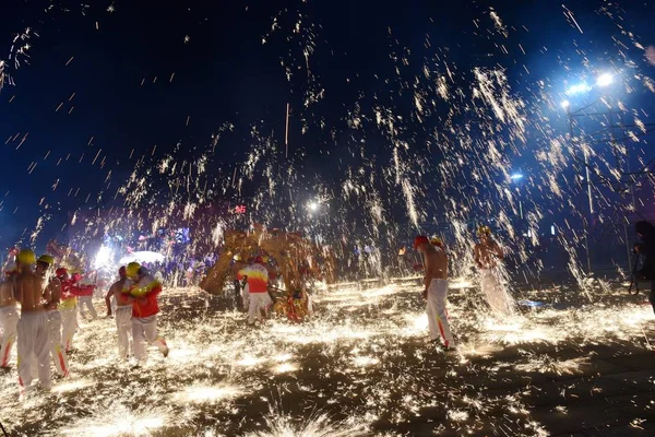 Sanatçılar Gibi Erimiş Demir Tarafından Oluşturulan Sparks Yüksek Gökyüzüne Doğru — Stok fotoğraf