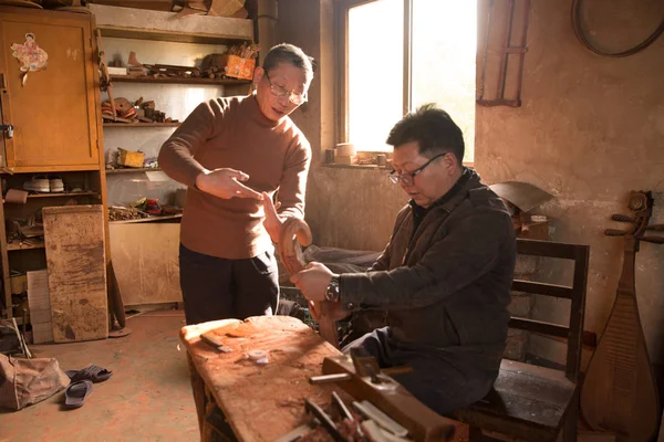 Artesano Chino Zhaolin Instruye Visitante Para Que Haga Pipa Instrumento — Foto de Stock