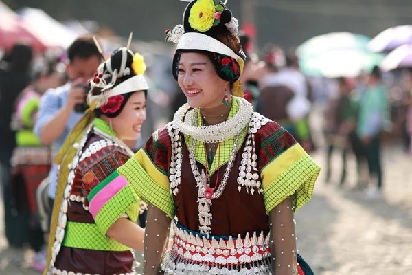 Meninas Chinesas Minoria Étnica Miao Vestidas Com Roupas Tradicionais Decoradas — Fotografia de Stock