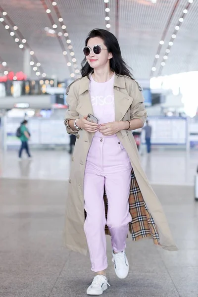 Kinesisk Skådespelerska Bingbing Går Mot Utgången Efter Landning Beijing Capital — Stockfoto
