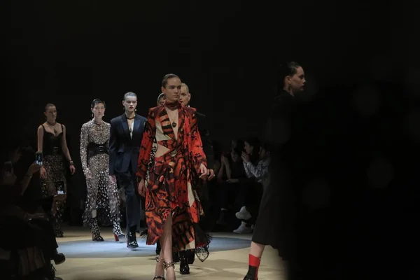 Modelleri Yeni Kreasyonlar Alexander Mcqueen Şovda Paris Moda Hafta Sonbahar — Stok fotoğraf