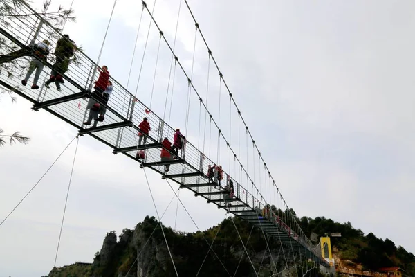 Uma Visão Panorâmica Ponte Vidro Inferior Mais Alta China Nas — Fotografia de Stock