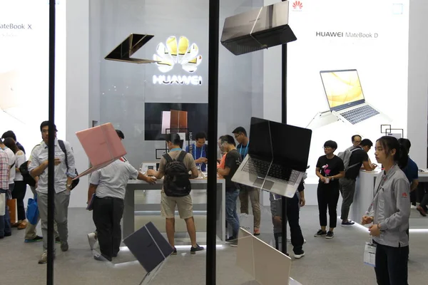 Menschen Besuchen Den Stand Von Huawei Während Der Internationalen Unterhaltungselektronikmesse — Stockfoto