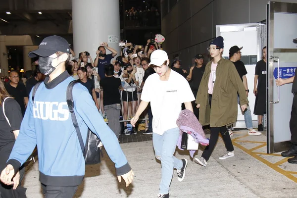 Membros Grupo Masculino Sul Coreano Wanna One Chegam Aeroporto Internacional — Fotografia de Stock