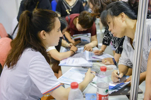 学生和家长参加2018年6月25日在中国东部江苏省南京市举行的学院和大学招聘信息愿望咨询会 — 图库照片