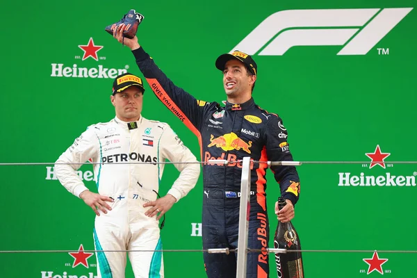 Австралийский Пилот Формулы Даниэль Риккардо Red Bull Racing Справа Показывает — стоковое фото
