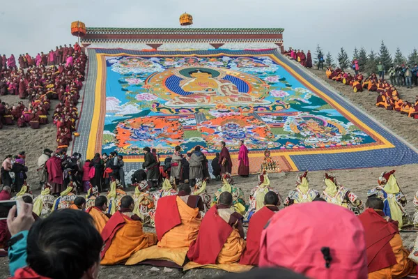 Lamów Lokalnych Mieszkańców Spojrzeć Ogromną Thangka Buddy Świątyni Langmu Podczas — Zdjęcie stockowe