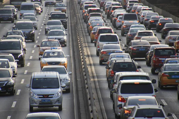 Massas Veículos Movem Lentamente Uma Estrada Engarrafamento Durante Horas Ponta — Fotografia de Stock