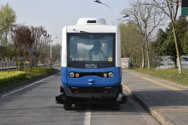 Primer Mini Bus Sin Conductor China Basado Tecnología Vehículo Conectado — Foto de Stock