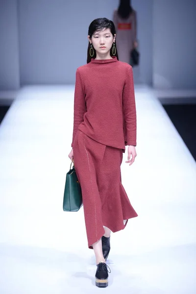 Mannequin Présente Une Nouvelle Création Défilé Mode Outline Zhen Lors — Photo