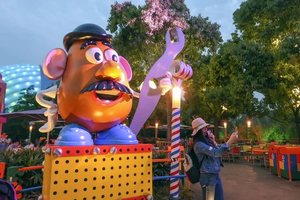 Látogató Jelent Fotókat Egy Szobor Mrs Potato Head Karakter Pixar — Stock Fotó