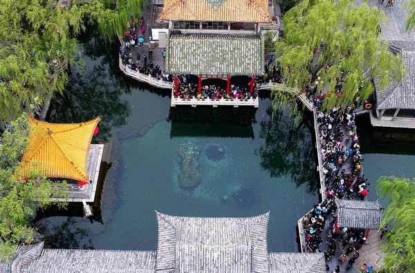 Turisták Tömeg Baotu Tavaszi Festői Területen Során Qingming Fesztivál Vagy — Stock Fotó