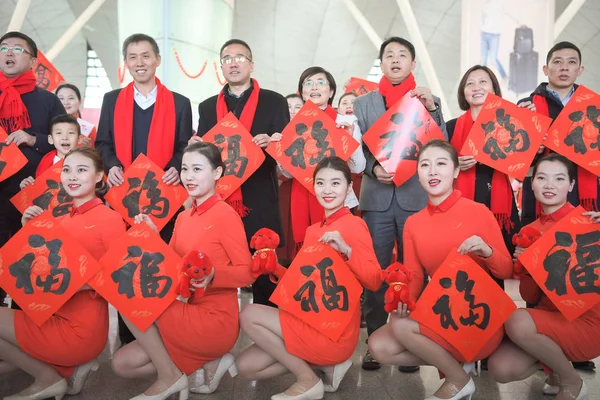 Hospedeiras Exibem Caráter Chinês Que Significa Boa Sorte Para Celebrar — Fotografia de Stock