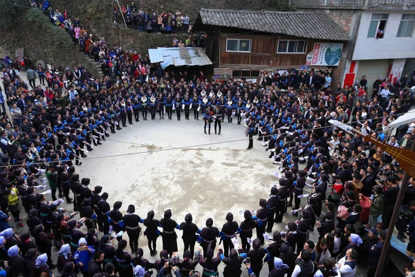 Jóvenes Mujeres Chinas Minoría Étnica Dong Vestidas Con Ropa Tradicional — Foto de Stock