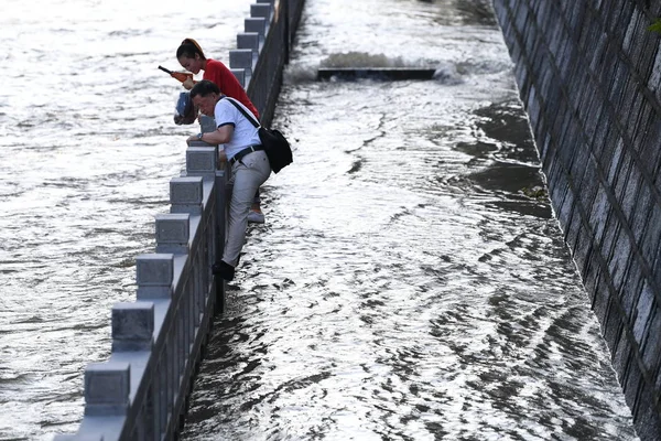 Mieszkańcy Obsada Netto Złapać Ryby Wzdłuż Rosnącej Wody Rzeki Huaxi — Zdjęcie stockowe