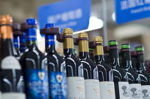 Láhve Domácího Vína Vína Dovážené Cizích Zemí Jsou Prodej Supermarketu — Stock fotografie